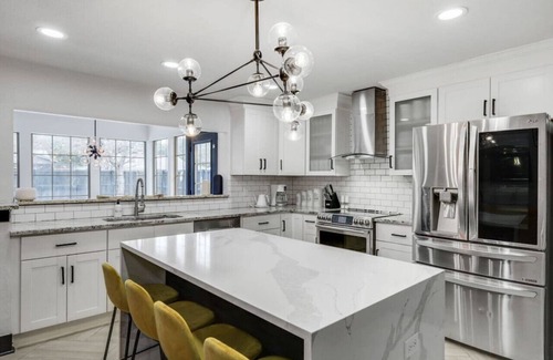 North Central Carrollton House | Oasis Cozy 5BR W Bbq+ pool + Cinema