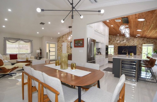 University Drive House | Oasis with Enclosed Heated Pool in Coral Springs