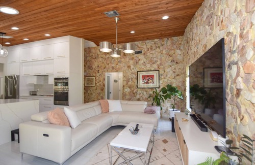 University Drive House | Oasis with Enclosed Heated Pool in Coral Springs
