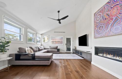 Oatley House | Oatley Escape with Pool Relax in Style & Elegance