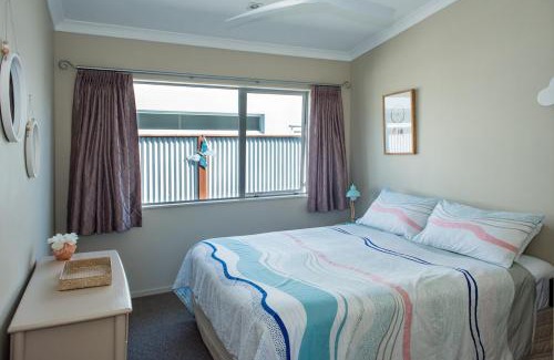 Waihi Beach House | Ocean Blue, sunny beach home close to surf & shops