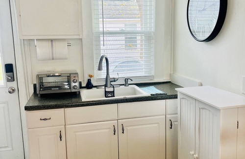 Hampton Cottage | Ocean Breeze -Dog Friendly Cottage Steps 2 Beach Sleeps 6 - 100 yards to Beach!