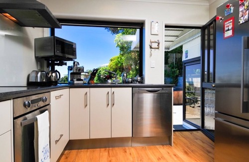 Stepneyville House | 'Ocean Dreaming' with Views and Spa Pool