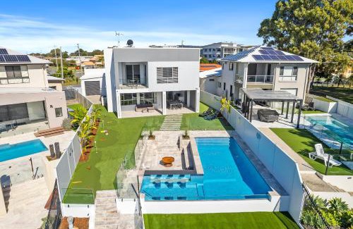 Bongaree House | Ocean Escape - Majestic, Luxurious Canal Home