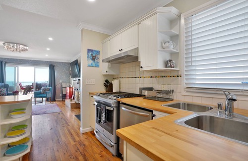 Sharp Park House | Ocean Front Home- French Villa - Pacifica-San Francisco! Hear waves and relax!