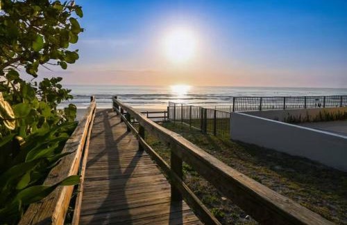 New Smyrna Beach Apartment | Ocean Pool view I Beach front I Near Flagler 2BR