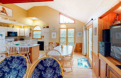 Corolla Village House | Ocean-side home with solar-heated pool & hot tub - dog-friendly