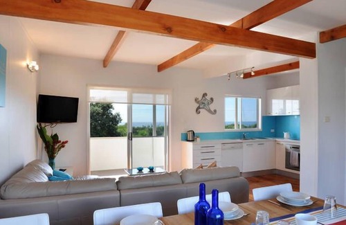 Werri Beach House | Ocean Spray Beach House with views