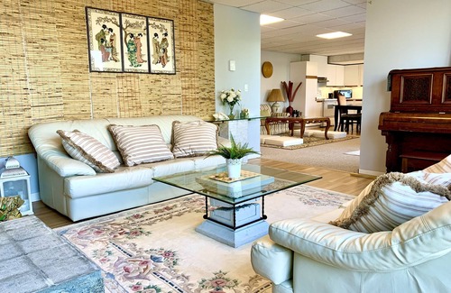North Saanich House | Ocean-view villa, close to the airport and ferry. Perfect for family vacations.