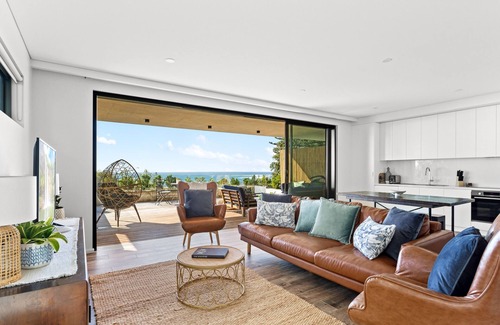 Collaroy Beach Apartment | Ocean Views, Deck and Parking at Beach Apartment