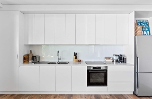 Collaroy Beach Apartment | Ocean Views, Deck and Parking at Beach Apartment
