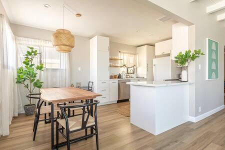 The Strand Apartment | Ocean Views Manhattan Beach 2 Bedroom Parking