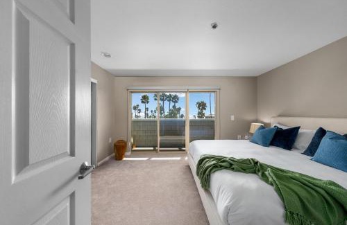Ocean Park Apartment | Ocean Views - Rooftop Pool 2BR Santa Monica
