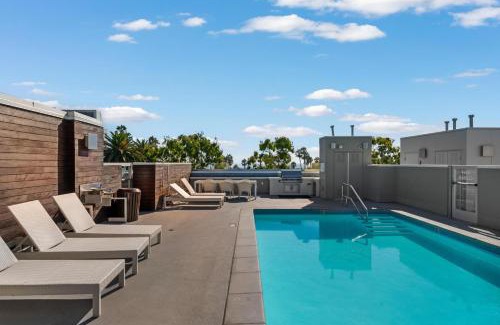 Ocean Park Apartment | Ocean Views - Rooftop Pool 2BR Santa Monica