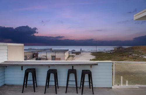 Oceano House | Oceanfront 2BR Rooftop Deck Beach Access Strand Way B