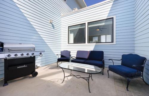 Oceano House | Oceanfront 2BR Rooftop Deck Beach Access Strand Way B
