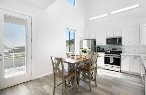 Oceano House | Oceanfront 2BR Rooftop Deck Beach Access Strand Way B