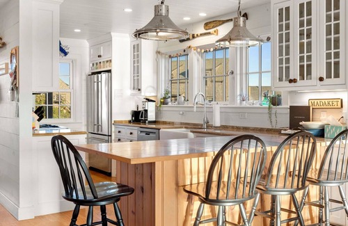 Nantucket House | Oceanfront Beach House with Breathtaking Views - AC, yard, and firepit