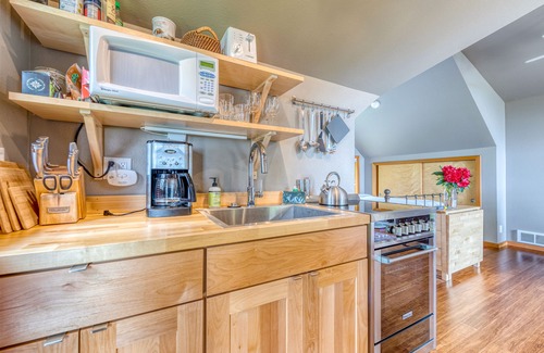 Neahkahnie Beach Cabin | Oceanfront Cabin with Private Hot Tub, Shoreline and Mountain Views