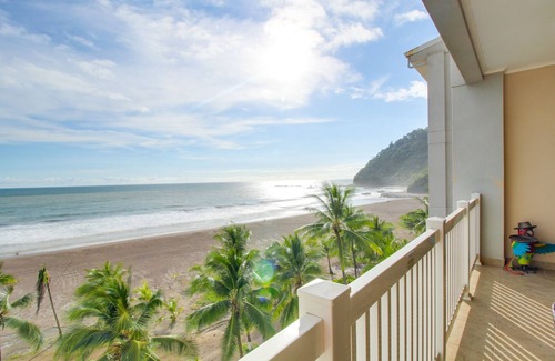 Barrio Los Villalobos Apartment | Oceanfront Condo with Beach & Pool Access - Amazing Ocean Views