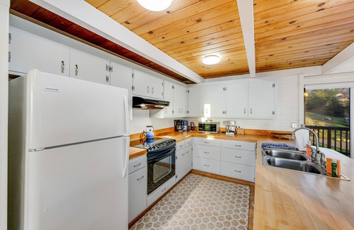 Gualala House | Oceanfront home close to town w/stunning views, WiFi, & fireplace - 1 dog OK