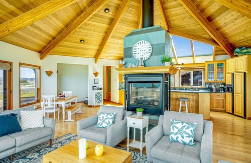 Fort Bragg House | Oceanfront home on the bluffs with amazing view, hot tub, game room - 1 dog OK