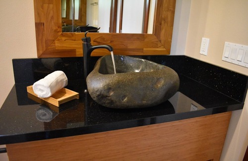 Keaukaha Apartment | Oceanfront Lehua Room - Hilo Beach House Inn