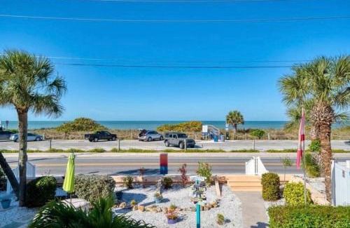 Sunset Beach Apartment | Oceanfront Paddle Boards, Cooler, on Sunset Beach