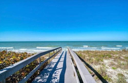 Sunset Beach Apartment | Oceanfront Paddle Boards, Cooler, on Sunset Beach