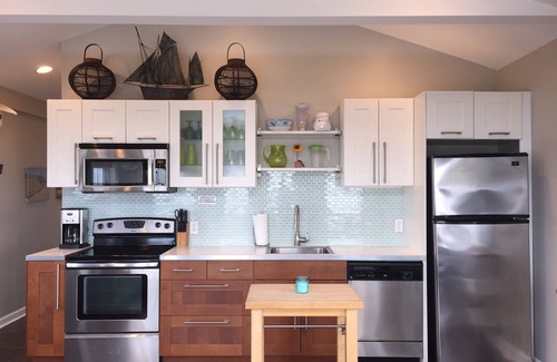 Matunuck Cottage | OCEANFRONT! Private beach, VIEWS, A/C, WIFI, Streaming TV, Walkable, Memories!
