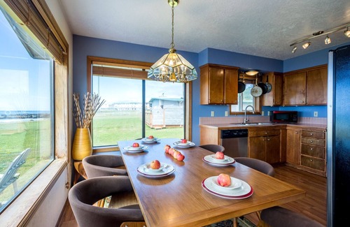 Yachats House | Oceanfront Wave Watching with Hot Tub & Walk To Everywhere in Yachats!