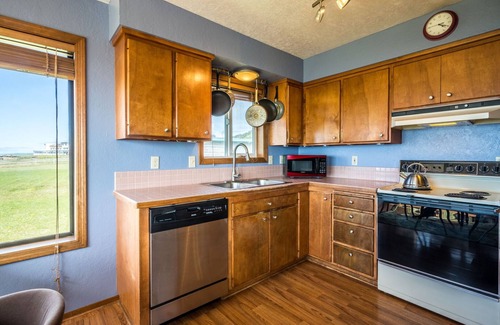 Yachats House | Oceanfront Wave Watching with Hot Tub & Walk To Everywhere in Yachats!