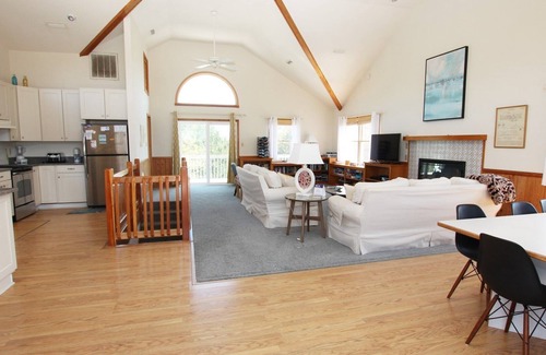 Duck House | Oceanside, 5 BRs, Dog Welcome, Close to Shopping, SCH132, Sue's Seahouse