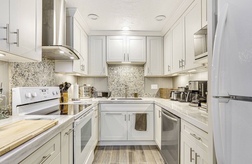Loma Alta Condo | Oceanside Condo w/Pool & Hot Tub Access!