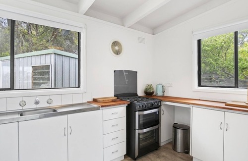 Aireys Inlet House | Oceanside Escape - Cozy coastal retreat, steps from Steppy Beach