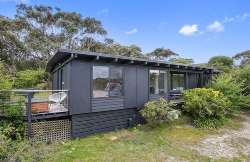 Aireys Inlet House | Oceanside Escape - Cozy coastal retreat, steps from Steppy Beach