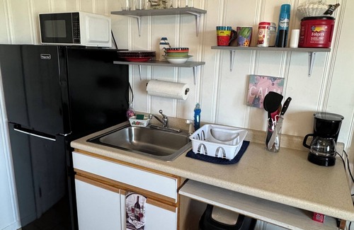 Hampton Apartment | Oceanside Room at North Beach Motel! Pet Friendly!