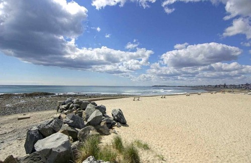 Hampton Apartment | Oceanside Room at North Beach Motel! Pet Friendly!