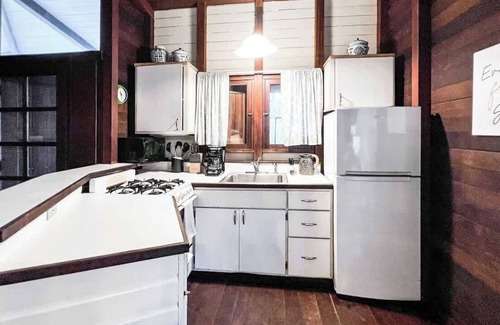 Estate Enighed House | Oceanview Cottage | Walk to Beach & Restaurants