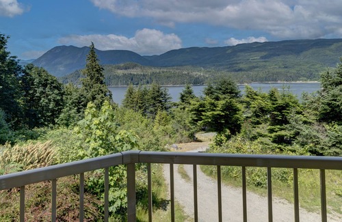 West Porpoise Bay House | Oceanview, Spacious, Private house heart of Sechelt