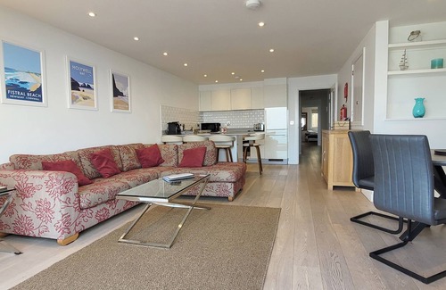 Newquay Apartment | Oct/Nov/Dec Reductions! Luxury 2 bed apartment, stunning views of Fistral Beach