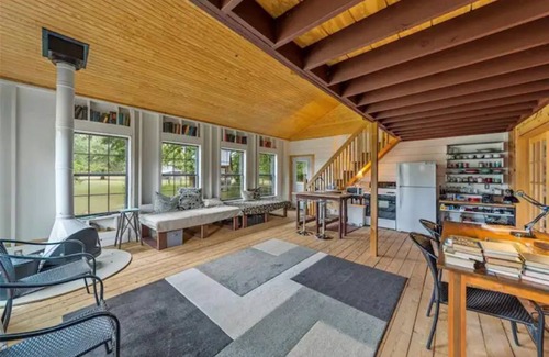 Telephone Cabin | Off Bois D'arc Lake - Main Cabin with Meeting Area, Disc Golf, Volleyball