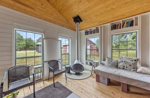 Telephone Cabin | Off Bois D'arc Lake - Main Cabin with Meeting Area, Disc Golf, Volleyball