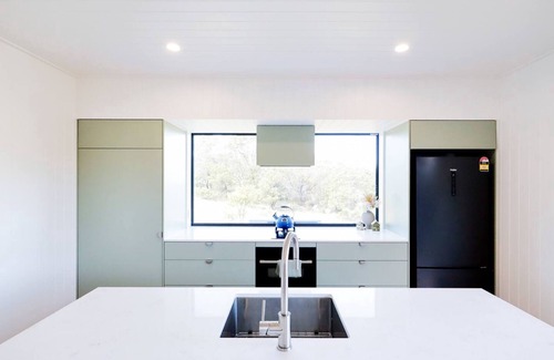 Tenterfield House | Off-Grid Farm Stay with Scenic Views