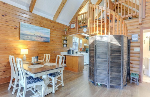 Okeechobee Cabin | Okeechobee Cabin w/Patio & Community Pool!