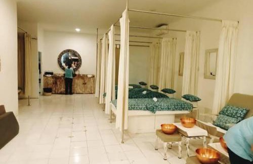 Downtown Kuta Hotel | Okie House ( Iin )