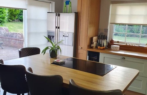 Bursledon Cottage | Old Bursledon Cottage, Dog Friendly With Private Hot Tub.nclose to River Hamble
