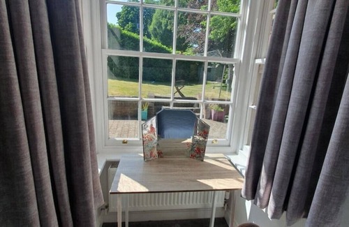 Bursledon Cottage | Old Bursledon Cottage, Dog Friendly With Private Hot Tub.nclose to River Hamble