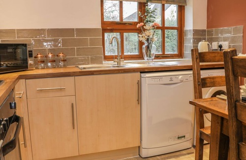 Church Stretton Cottage | OLD HALL BARN 4, pet friendly, with hot tub in Church Stretton