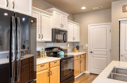 Larkspur House | Old Mill Getaway by AvantStay | Private Backyard w/Hot Tub